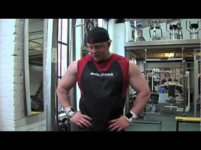 Bodybuilder Marco Detlef trainiert Arme & Schultern